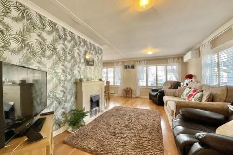Lounge/Dining Area