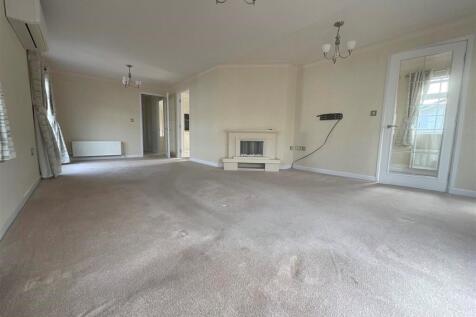 Lounge/Dining Area