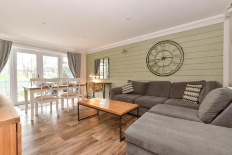 Lounge/ Dining Area