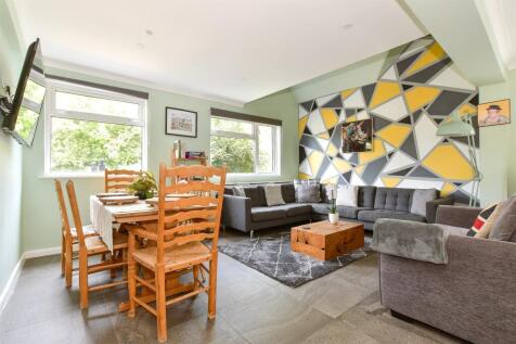 Lounge/ Dining Area