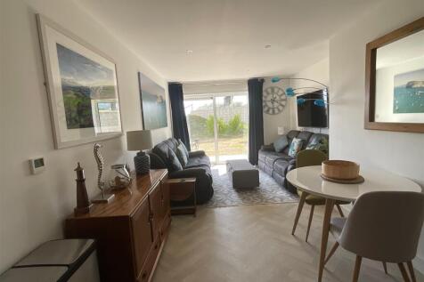 Lounge/Dining Area