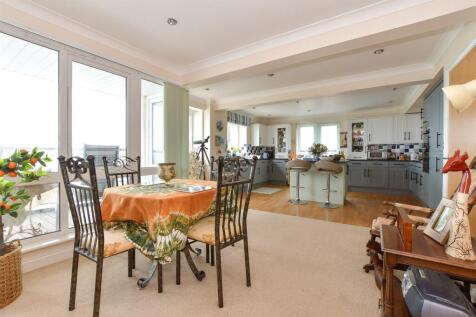 Lounge/Dining Area