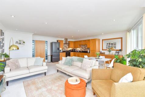 Kitchen/ Living Room