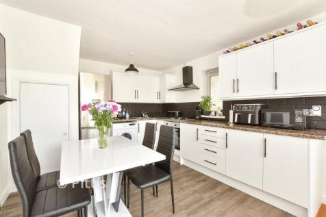 Kitchen/ Dining Room