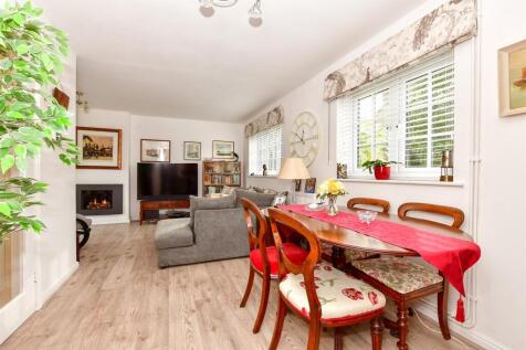 Lounge/Dining Area
