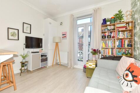 Lounge/ Kitchen