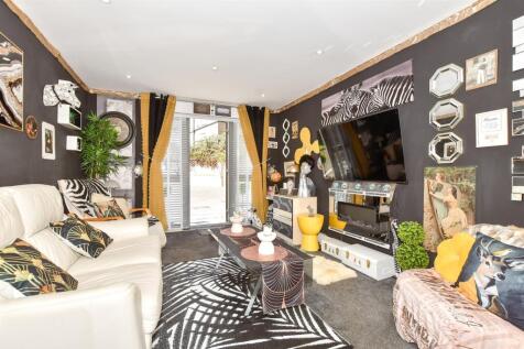 Lounge/ Kitchen