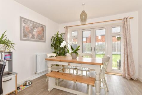 Kitchen/ Dining Room