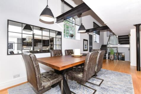 Sitting/Dining Area