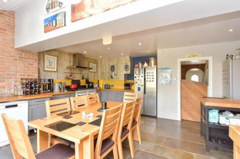 Kitchen/Dining Area