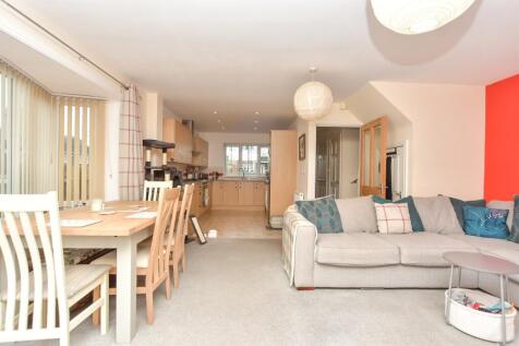 Lounge/Dining Area