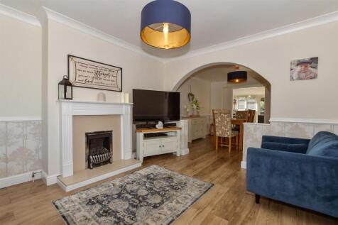 Lounge/Dining Area