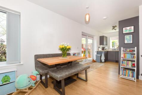 Lounge/Dining Area