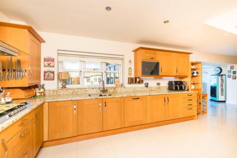 Kitchen/Dining Area