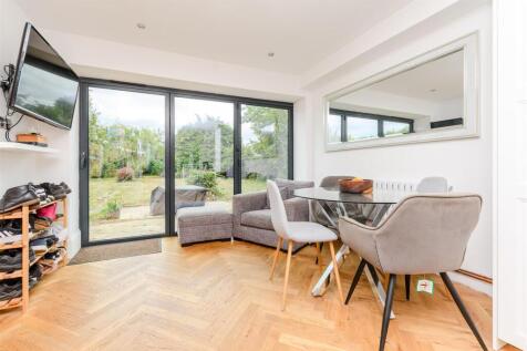 Kitchen/ Lounge