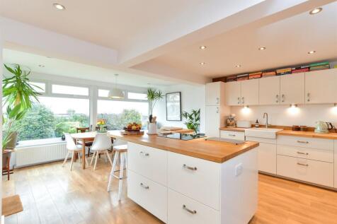Kitchen/ Dining Room