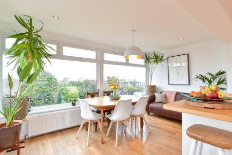 Kitchen/ Dining Room