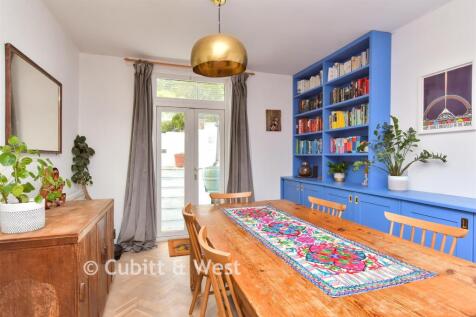 Lounge/ Dining Area