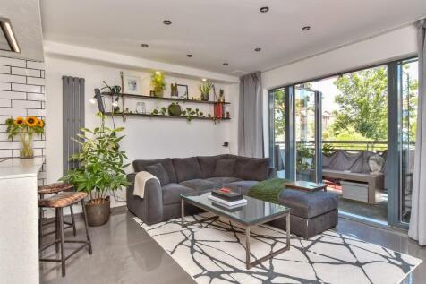 Lounge/ Kitchen