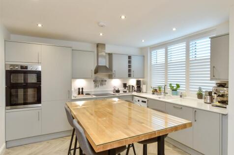Kitchen/ Dining Area