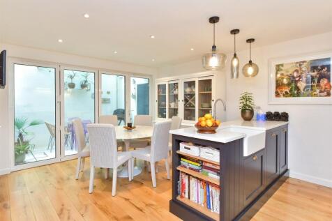 Kitchen/ Dining Room