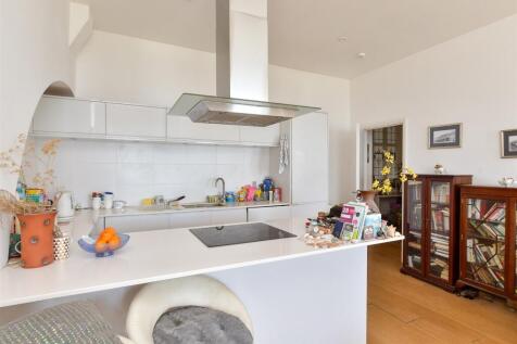 Lounge/ Kitchen
