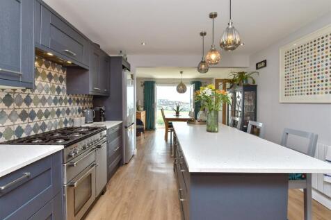Kitchen/ Dining Room