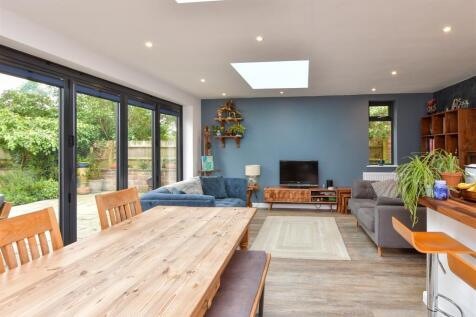 Kitchen/ Dining Area
