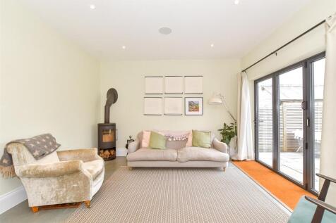 Sitting/ Dining Area