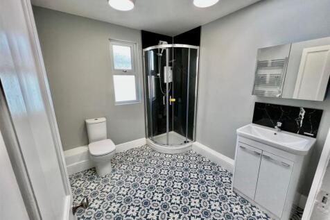 SHOWER ROOM 2.jpg