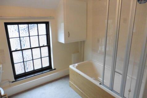 Flat 2 13A Leicester Street - Bathroom.JPG