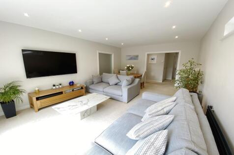 Lounge/Dining Rm