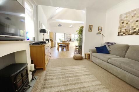 Lounge to Kitchen