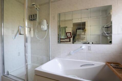 Bathroom (2).jpg