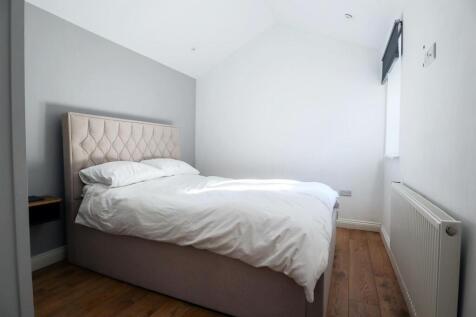 Bedroom 1 (2).jpg