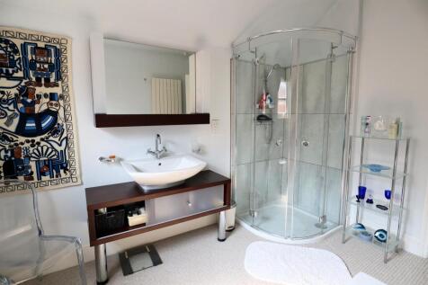 Bathroom (2).jpg