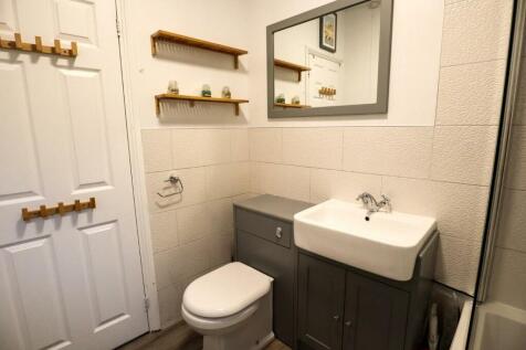 Bathroom (2).jpg