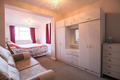 Bedroom 1.jpg