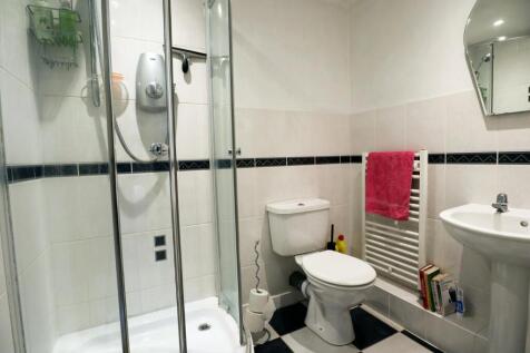 En suite (Bed 4).jpg