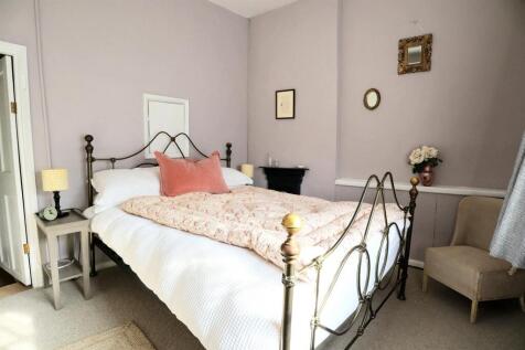 Bedroom 1 (2).jpg