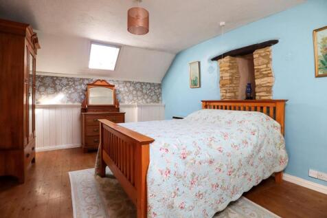 Bedroom 1 (2).jpg