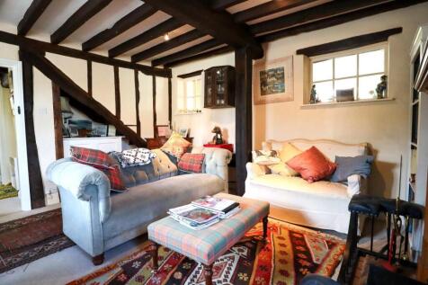 Living room (2).jpg