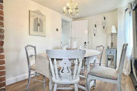 Dining Room b.jpg