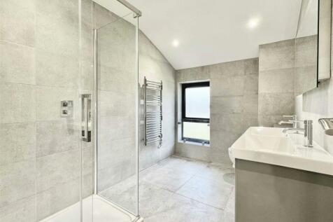 En-Suite To Master Bedroom 2.jpg