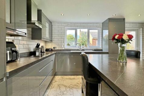 Kitchen b.jpg