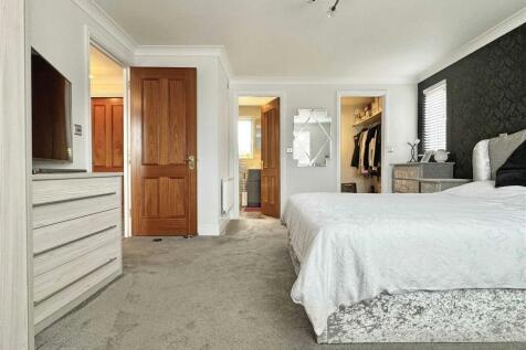 Master Bedroom b.jpg
