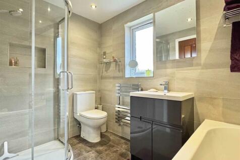 En-Suite Bathroom b.jpg