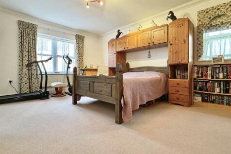 Master Bedroom b.jpg