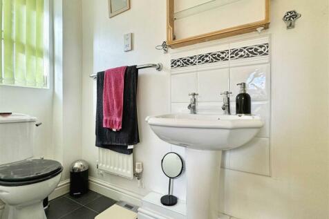 En-Suite To Bedroom 4.jpg