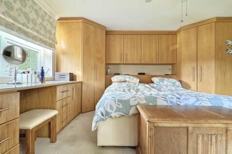 Master Bedroom b.jpg